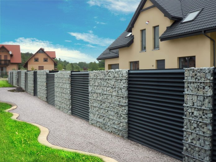 clôture en tôle ondulée avec gabions