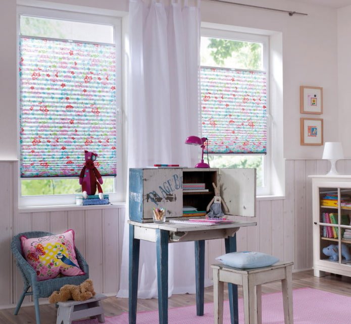 Stores plissés dans une chambre d'enfant
