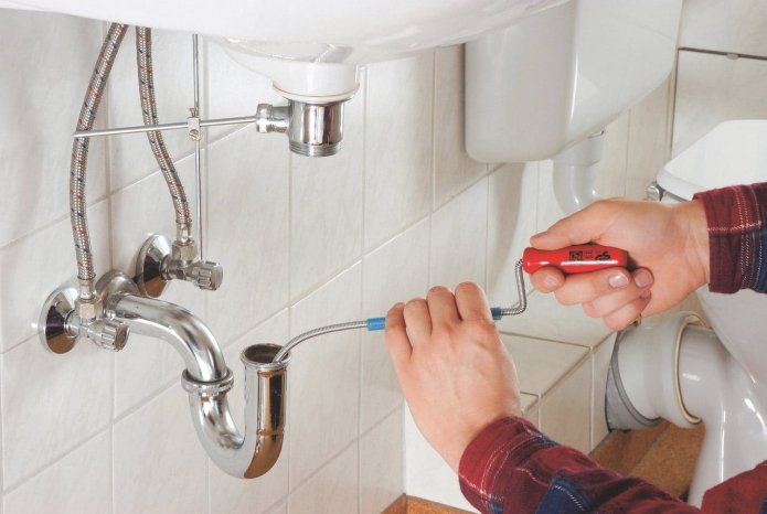 nettoyage des tuyaux dans la salle de bain