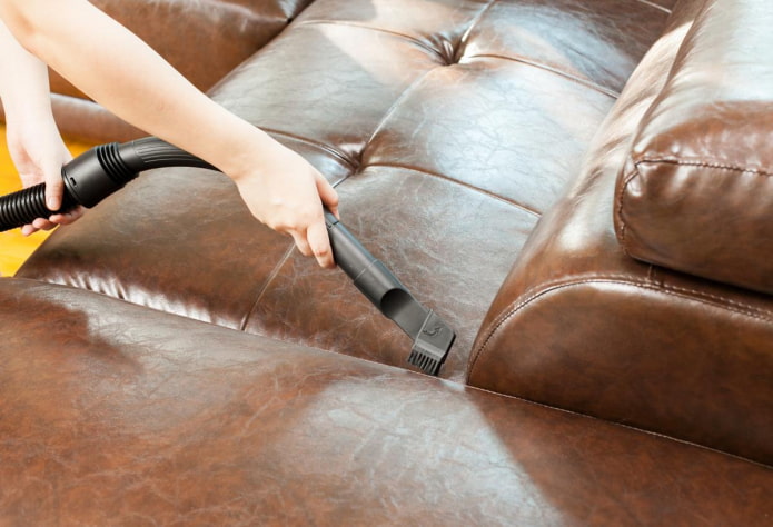 Nettoyage des tissus d'ameublement avec un aspirateur