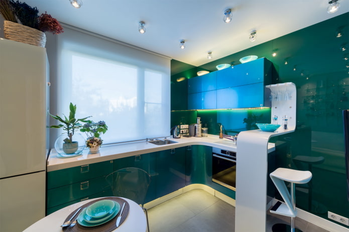 Cuisine design dans les tons bleu-vert