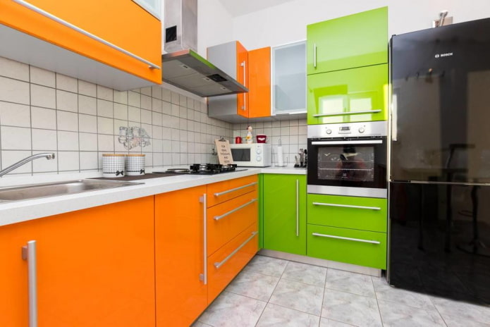 Intérieur de cuisine dans les tons verts et orange