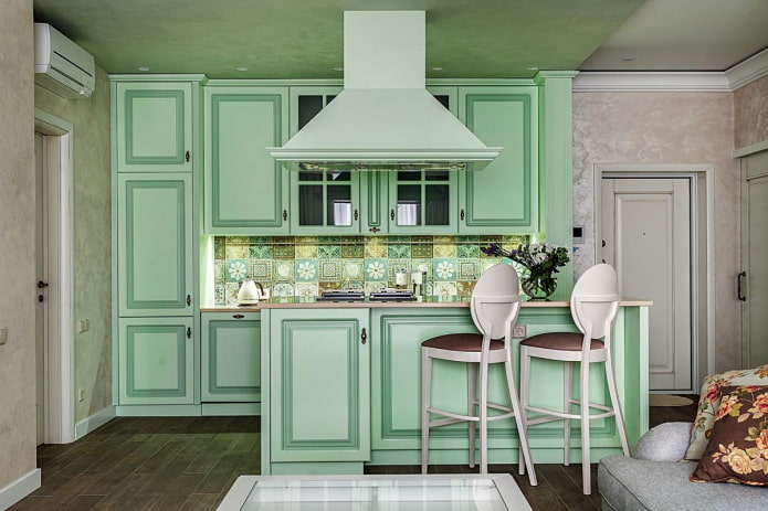 conception de cuisine dans des tons vert pâle