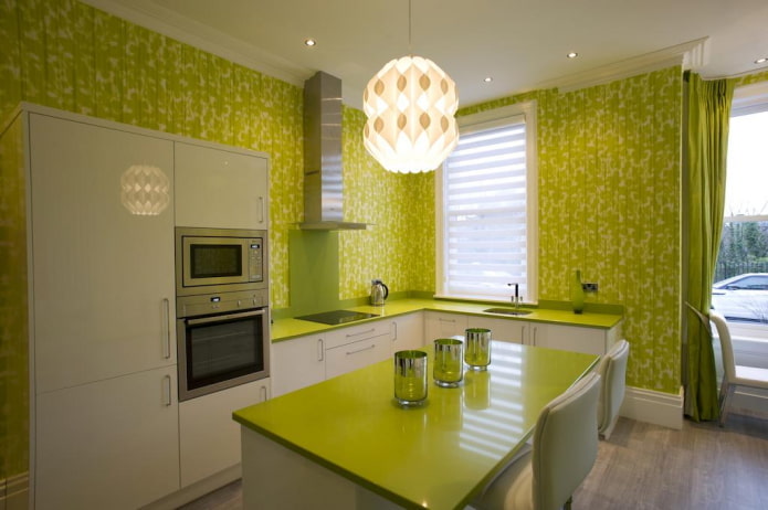 Éclairage et décoration d'une cuisine aux tons verts