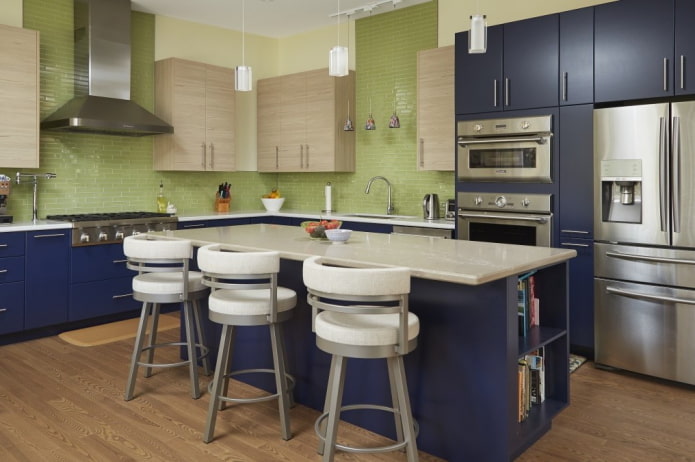 Cuisine design dans les tons bleu-vert