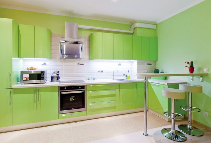 conception de cuisine dans des tons vert clair