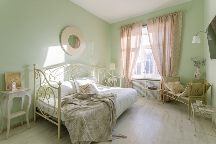 Rideaux dans une chambre aux tons verts