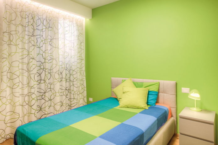 rideaux dans une chambre à coucher aux tons verts
