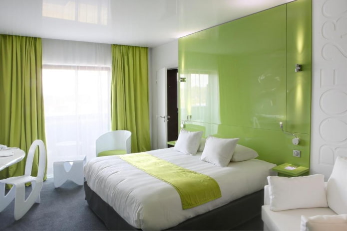 Combinaison de couleurs dans les tons verts à l'intérieur d'une chambre