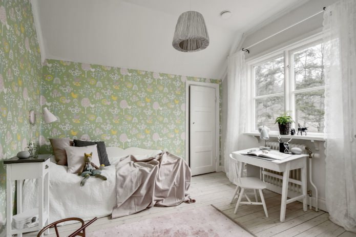 Rideaux blancs et papier peint vert