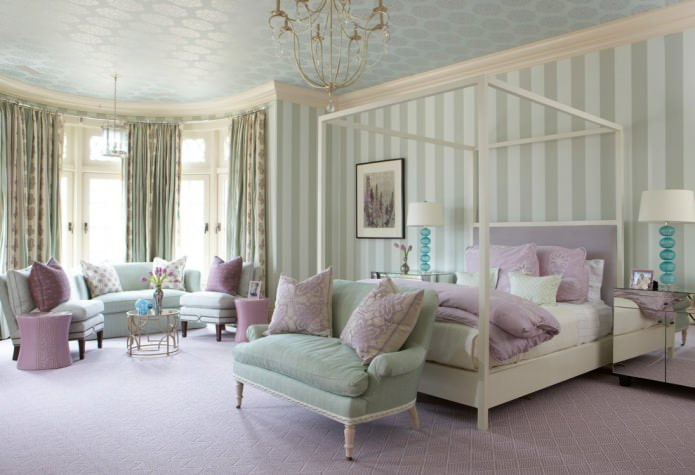 chambre avec papier peint à rayures dans les tons vert clair
