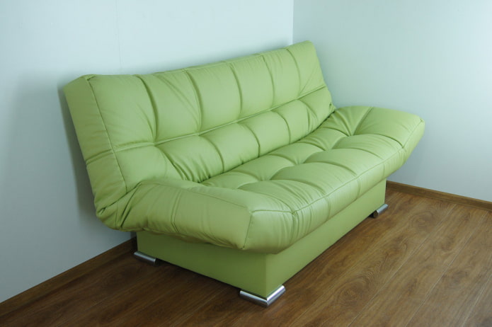 canapé clic-clac vert à l'intérieur