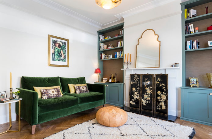 Canapé vert dans un salon