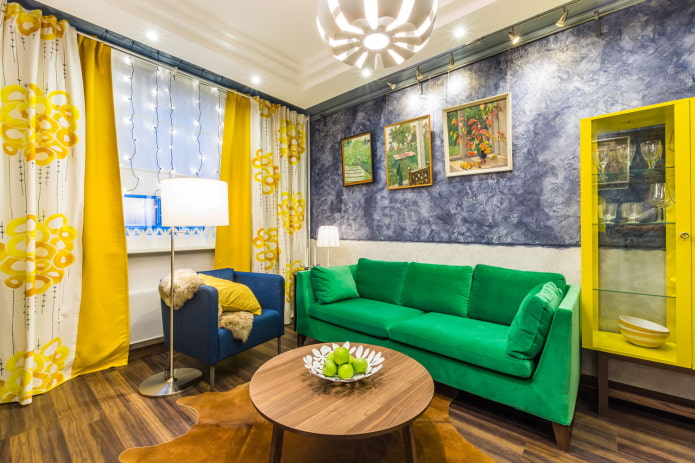 Canapé vert dans un salon