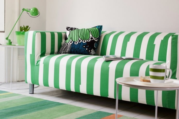 canapé avec revêtement rayé vert à l'intérieur