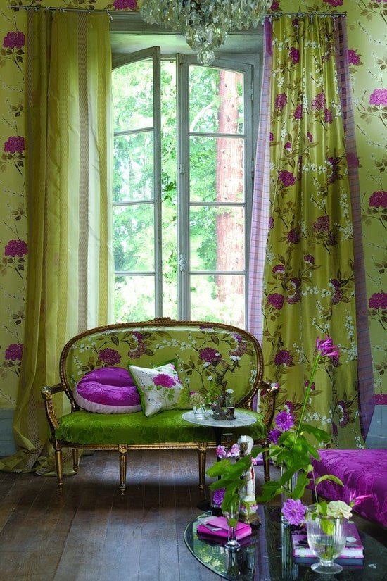 canapé avec revêtement vert et fleurs à l'intérieur