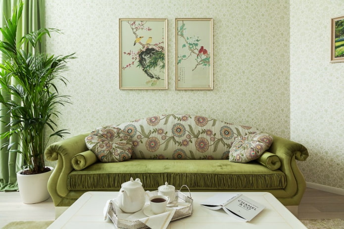 canapé avec revêtement vert à fleurs à l'intérieur