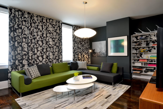 Canapé noir et vert à l'intérieur