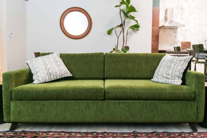 canapé avec revêtement en tissu vert à l'intérieur