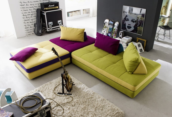Canapé violet-vert à l'intérieur
