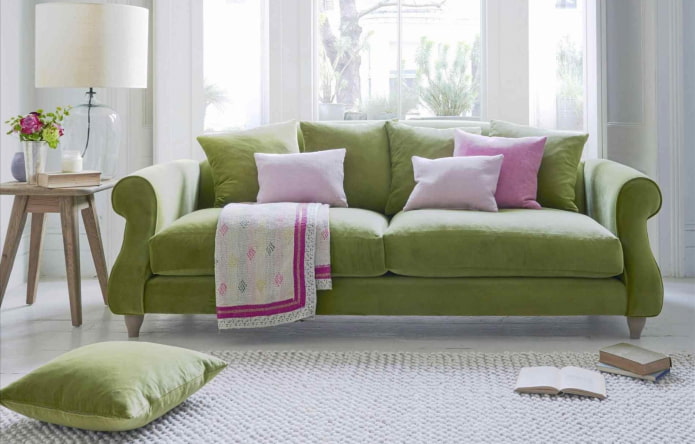 canapé vert associé à des coussins