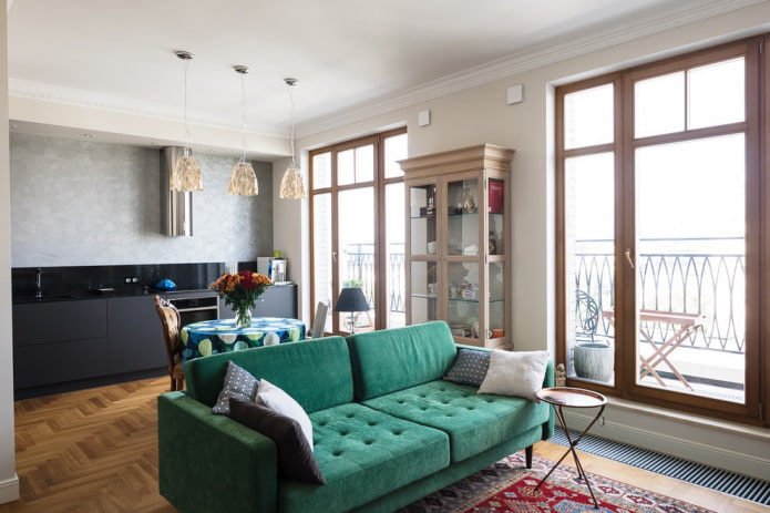 canapé droit vert à l'intérieur