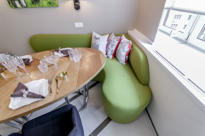 canapé vert dans l'intérieur de la cuisine