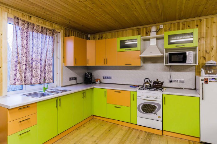 Intérieur de cuisine aux tons orange et vert clair