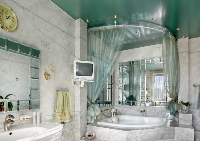 Plafond tendu vert dans la salle de bain