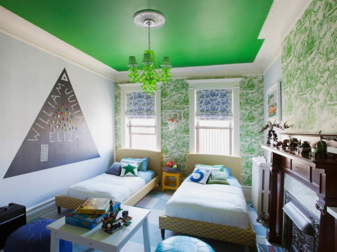 revêtement de plafond vert avec un lustre