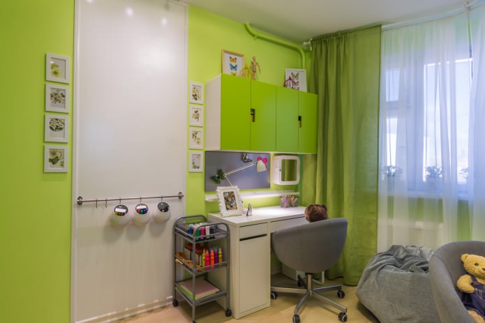 Murs verts dans la chambre de bébé