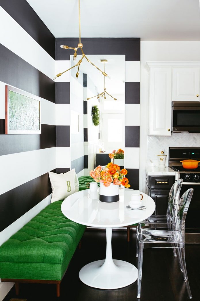 cuisine noire et blanche avec du vert