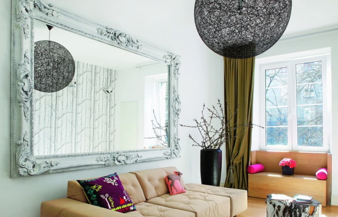 Miroir encadré à l'intérieur du hall