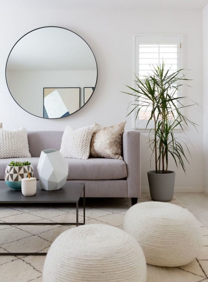 Miroir rond dans le hall