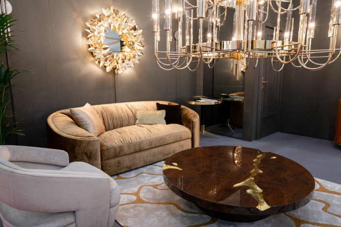 Miroir avec rétroéclairage à l'intérieur du hall