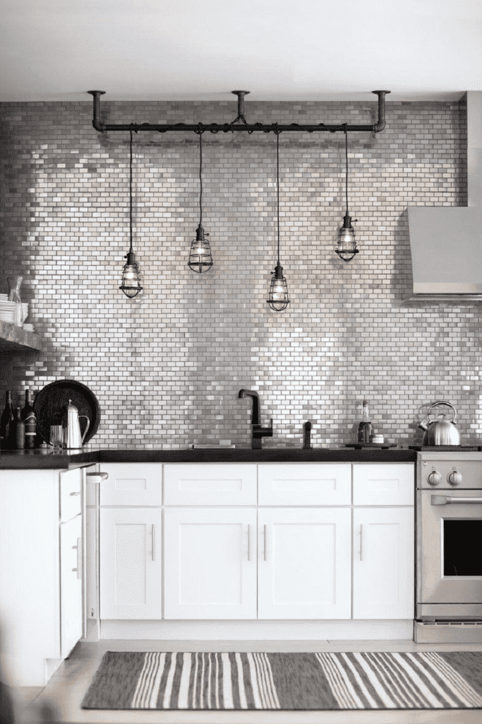 Plafonnier en mosaïque au plafond