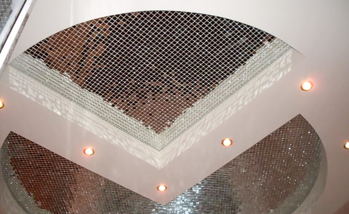 plafond décoré de mosaïque