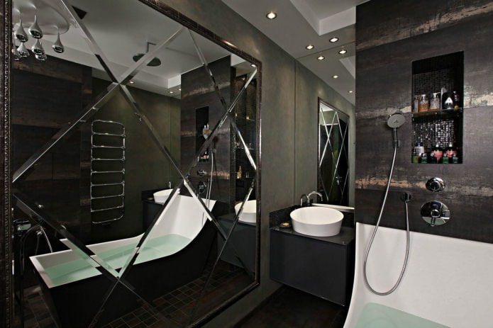 Carrelage miroir à l'intérieur de la salle de bain