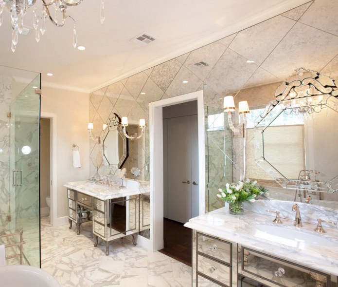 Carrelage miroir dans la salle de bain