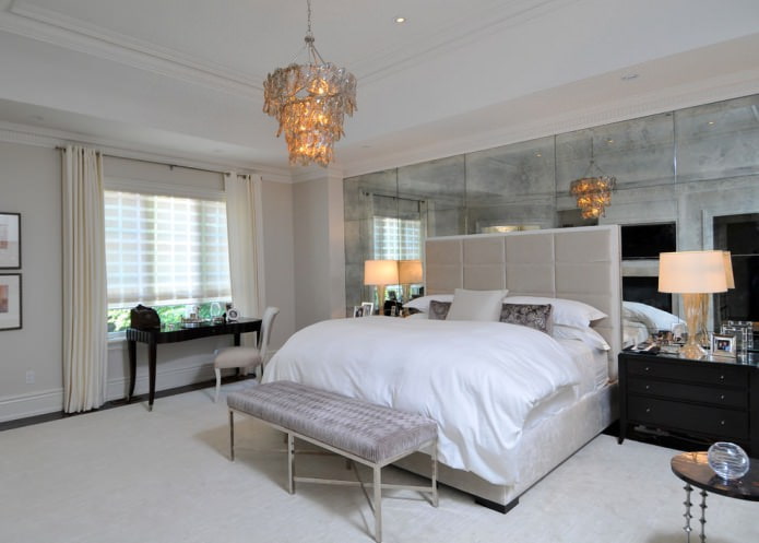 Panneaux miroirs sur un mur d'accent dans la chambre