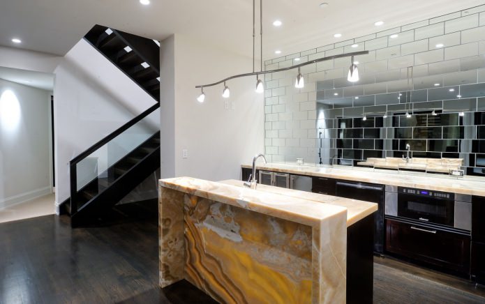 Carrelage miroir à l’intérieur de la cuisine