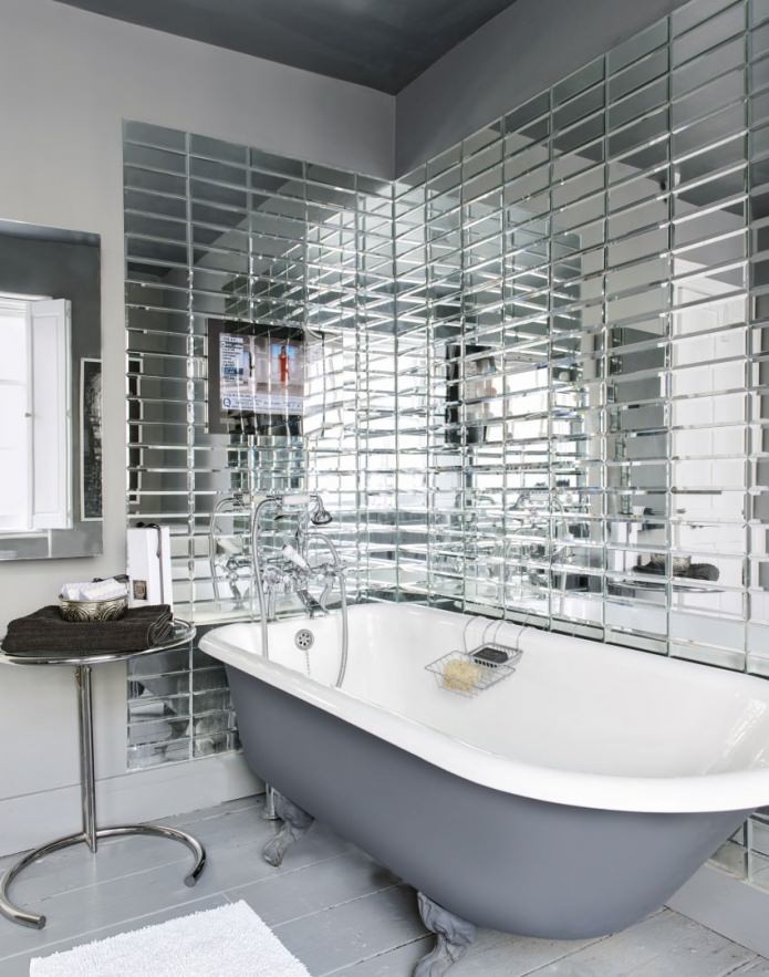 Carrelage miroir à l'intérieur de la salle de bain