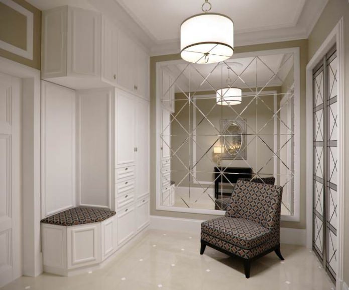 Carrelage miroir dans le couloir