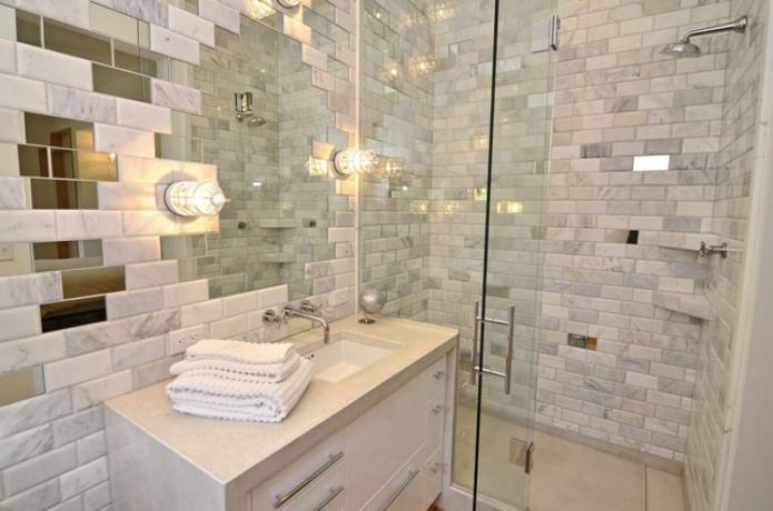 Carrelage miroir à l'intérieur de la salle de bain