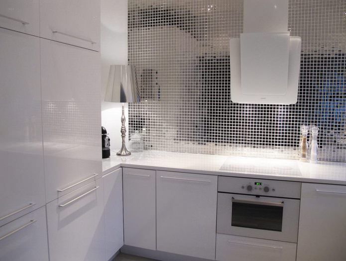 Carrelage miroir à l’intérieur de la cuisine