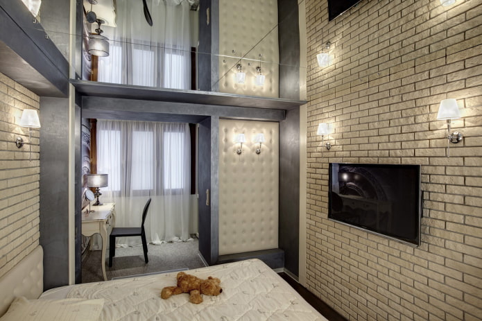 Plafond miroir dans la chambre