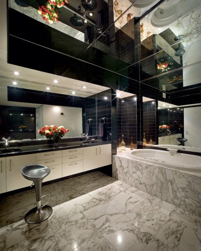 Plafond miroir dans la salle de bain
