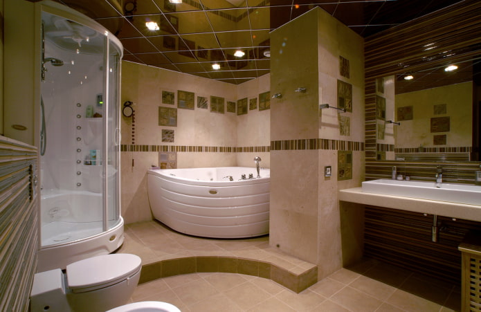 Plafond miroir dans la salle de bain