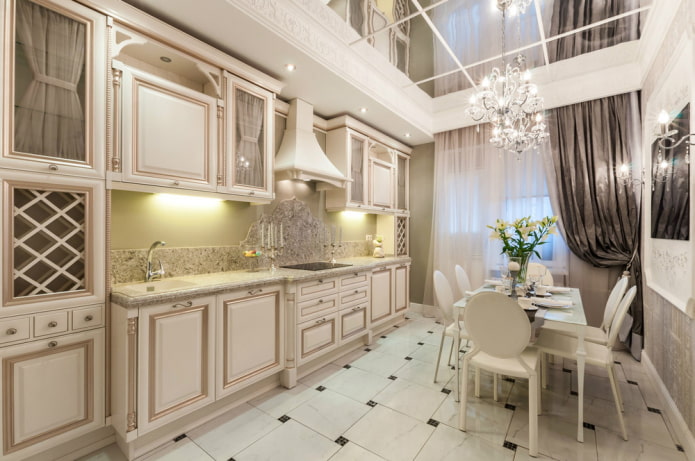 Structure du plafond miroir dans la cuisine