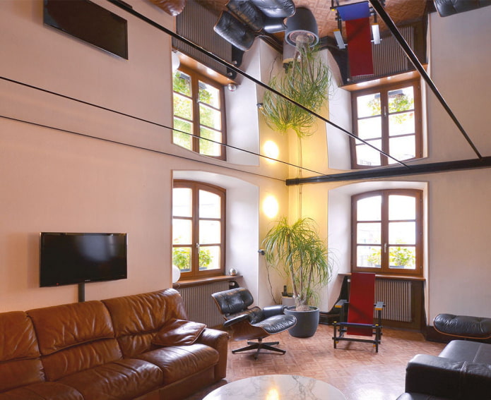 Structure de plafond miroir dans le salon